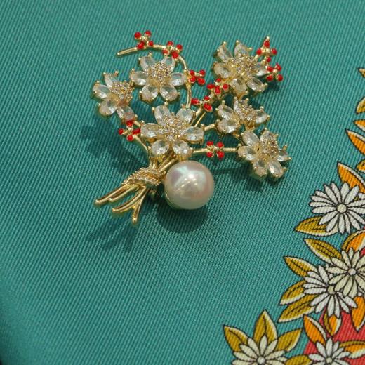 【甄珠贝·简约chill系列】53*53cm斜纹小丝巾和胸花多种组合礼盒套装 商品图5