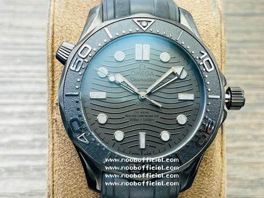 【墨黑海马，桀骜登场】OR厂新品海马系列300米。43.50mm表壳、表圈、波纹图案表盘均采用黑色氧化锆1Zr021陶瓷制成。镂空指针及12点位的圆点，均覆有Super-LumiNova夜光涂层 商品图14