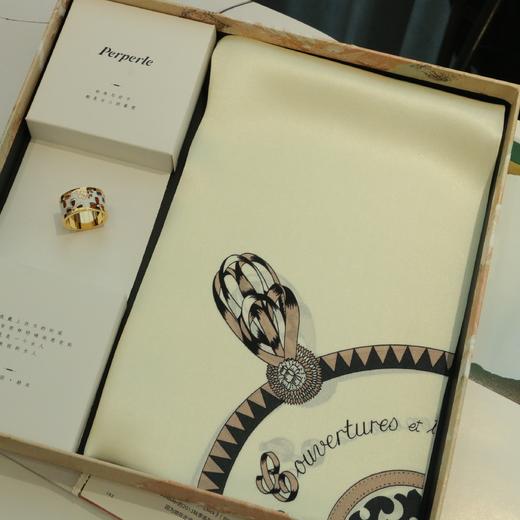 【甄珠贝·简约chill系列】53*53cm船舵丝巾和珐琅丝巾扣礼盒套装 商品图0