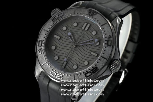 【墨黑海马，桀骜登场】OR厂新品海马系列300米。43.50mm表壳、表圈、波纹图案表盘均采用黑色氧化锆1Zr021陶瓷制成。镂空指针及12点位的圆点，均覆有Super-LumiNova夜光涂层 商品图2