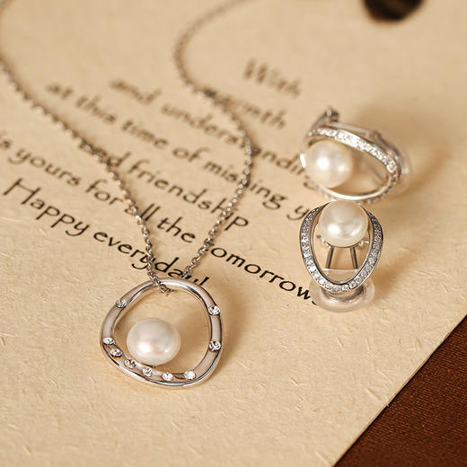 MANREYA玛芮雅“白露”法式珍珠无痛耳夹项链套装 商品图3