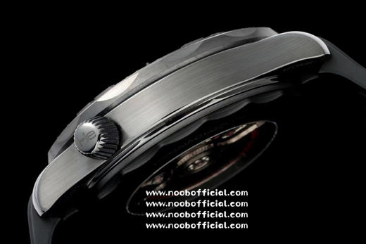 【墨黑海马，桀骜登场】OR厂新品海马系列300米。43.50mm表壳、表圈、波纹图案表盘均采用黑色氧化锆1Zr021陶瓷制成。镂空指针及12点位的圆点，均覆有Super-LumiNova夜光涂层 商品图8