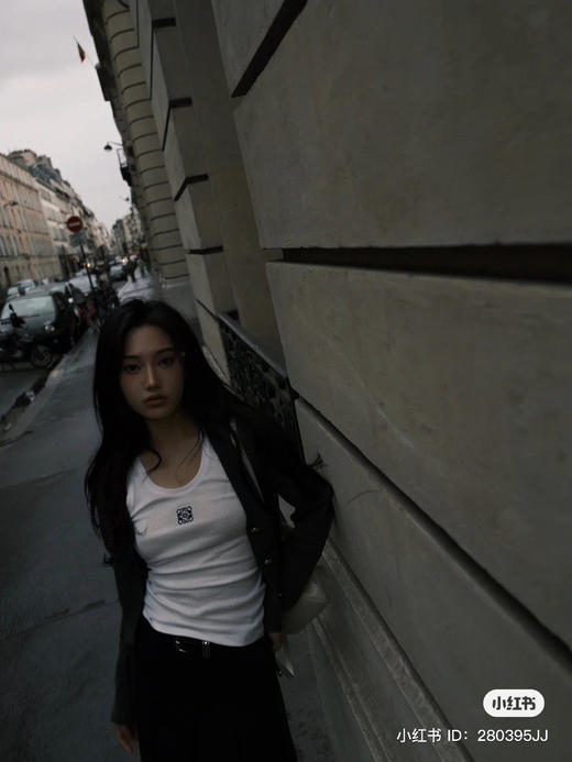 19-2 女神们集体入手 lew徽标刺绣  经典U领 坑条弹力背心 我穿L理想 白色等十天 商品图9