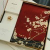 【甄珠贝·国风系列】70*70cm梅探宫墙丝巾多种组合礼盒套装【适合送外宾】 商品缩略图0