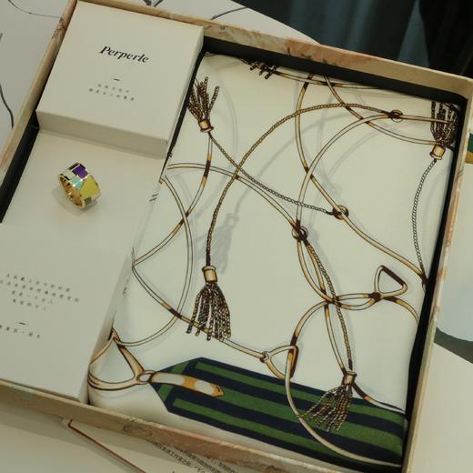 【甄珠贝·时尚高级感系列】53*53cm流苏丝巾和珐琅丝巾扣礼盒套装 商品图0