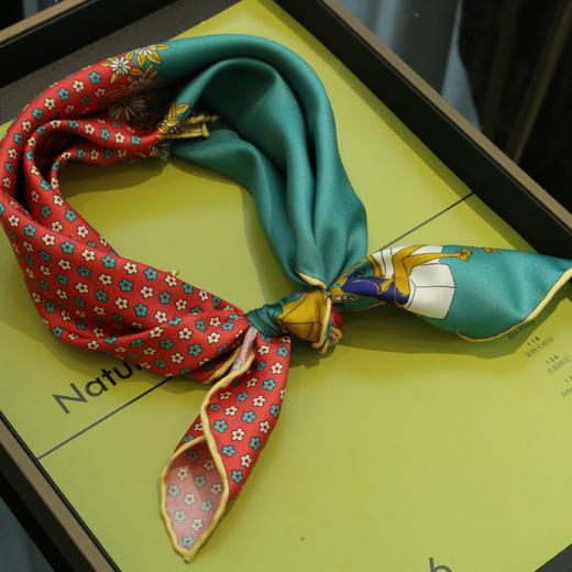 【甄珠贝·简约chill系列】53*53cm斜纹小丝巾和胸花多种组合礼盒套装 商品图1