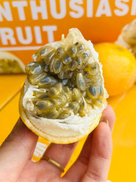 哥伦比亚热情果，果肉纯甜无酸 果香味浓多汁💦纯热带水果、外壳非常脆，用手轻轻一捏，“啪”一声就开了，果肉QQ弹滑，其籽易咬碎，吃起来非常解压～2斤/箱