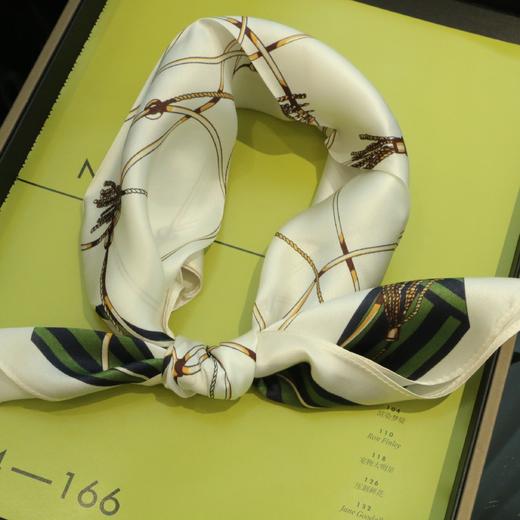 【甄珠贝·时尚高级感系列】53*53cm流苏丝巾和珐琅丝巾扣礼盒套装 商品图3