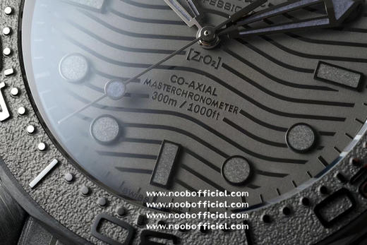 【墨黑海马，桀骜登场】OR厂新品海马系列300米。43.50mm表壳、表圈、波纹图案表盘均采用黑色氧化锆1Zr021陶瓷制成。镂空指针及12点位的圆点，均覆有Super-LumiNova夜光涂层 商品图7