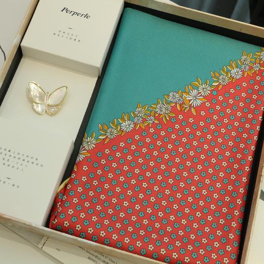 【甄珠贝·简约chill系列】53*53cm斜纹小丝巾和胸花多种组合礼盒套装 商品图0