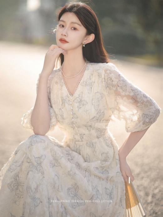 🔆【岚可可小蝶仙系列高质感收腰连衣裙】✅1、衣服的领口、👉腰间等多处都添加了精美的花边，💕增添了衣服的层次感和立体感，♦️让衣服看起来更加唯美、浪漫~  商品图1