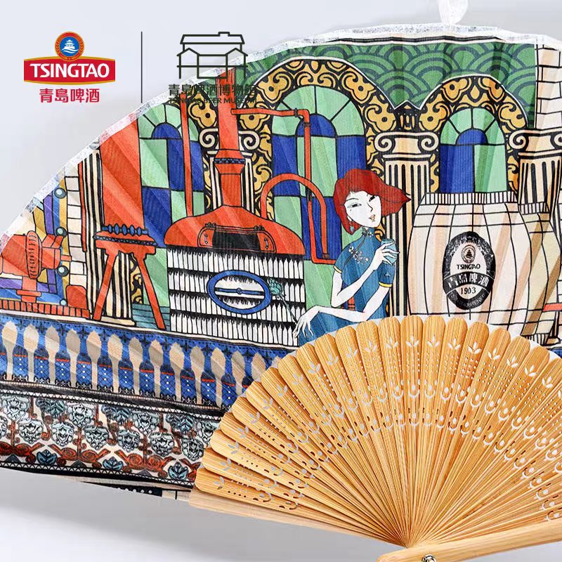 青岛啤酒博物馆 醉美人折扇 丝绸材质 手工表矾、印花、穿面而成 38*21cm 青岛啤酒 官方文创