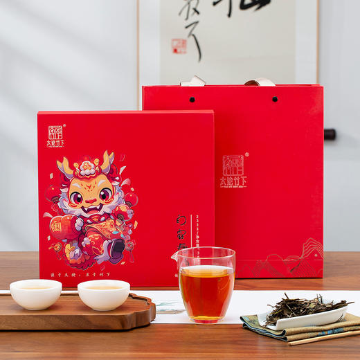 太姥竹下丨2333 白露寿眉 福鼎白茶 茶饼 300g 礼盒装配手提袋 商品图0