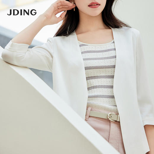 【商场同款】CJJJ413 “ 静奢白西装 ” 极简的白色，低调雅致的韵味 无领设计 流畅线条拉长脖颈、修饰脸型 光感醋酸材质自然悬垂，触感滑爽； 商品图2