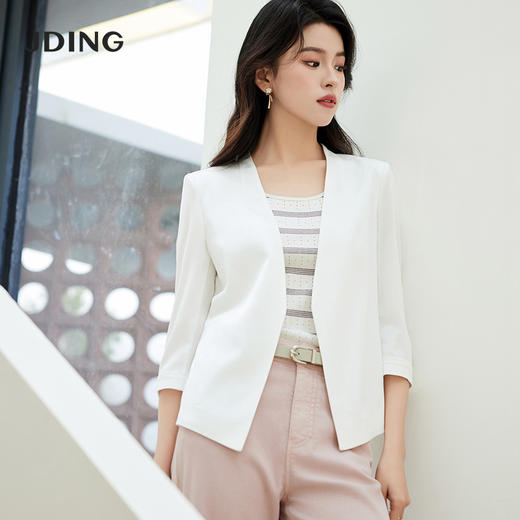 【商场同款】CJJJ413 “ 静奢白西装 ” 极简的白色，低调雅致的韵味 无领设计 流畅线条拉长脖颈、修饰脸型 光感醋酸材质自然悬垂，触感滑爽； 商品图4