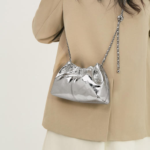 Safiya/索菲娅2024新款 头层牛皮爆款水桶包时尚链条单肩包斜挎女包 SF9136055Y 商品图1