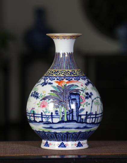 青花斗彩芭蕉叶赏瓶 商品图0