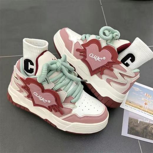 【多巴胺满满❗️小众多巴胺爱心面包鞋】2025新款春夏小众设计，出门不撞鞋，厚底运动鞋学生百搭休闲板鞋L 商品图1