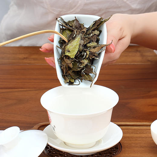 太姥竹下丨2333 白露寿眉 福鼎白茶 茶饼 300g 礼盒装配手提袋 商品图4