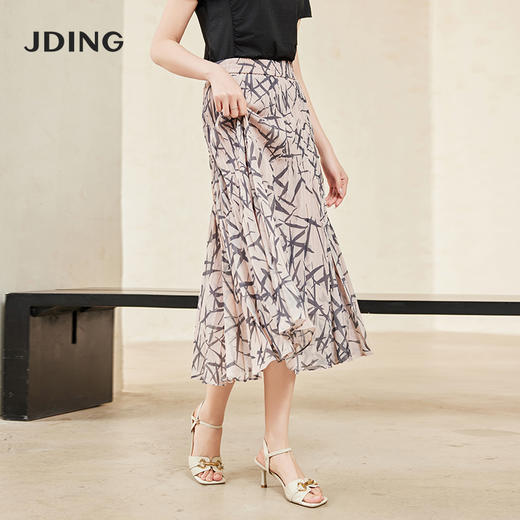 【商场同款】CJSJ428 “ 清新竹叶半裙  ” 低饱和粉色调 结合竹叶印花图案展现东方女性的淡然闲适、雅致韵味 塔裙结构设计 富有层次 显高显瘦 轻薄雪纺抗皱舒适 商品图3