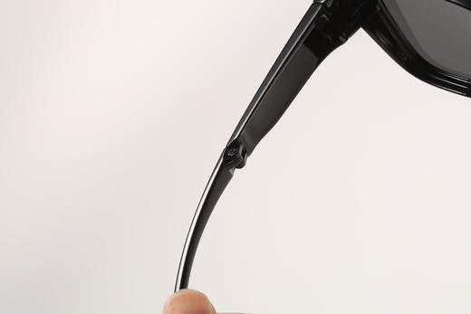 【近视人群专用叠戴款墨镜】偏光套镜，匹配多种近视镜架，时尚又便捷！轻盈无感，可自动微调，阻隔炫光，防晒防紫外线！折叠式框架，一镜两用！ 商品图3