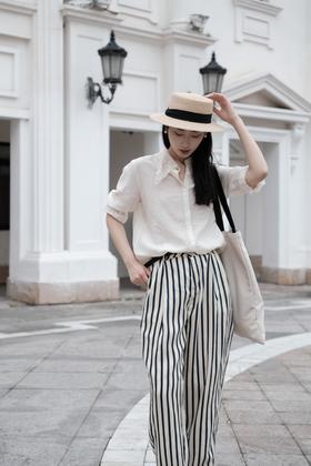 奔波在城市的车水马龙里，随手演绎一份专属于大女主的知性优雅