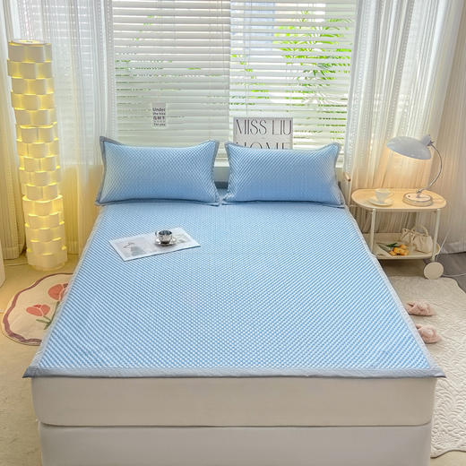 【高品质！细腻柔软，一触即凉】可水洗A类冰豆豆床单 笠裙冰丝凉席三件套 学生宿舍单人空调席 可机洗折叠！-QQ 商品图0