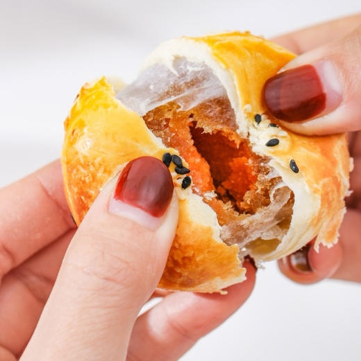 9.9元到手一整箱！【暮日家蛋黄酥/凤梨酥/流心酥】超预期硬核品质 30天新鲜短保 甜、咸、软、糯、弹 一口满足！ 商品图0