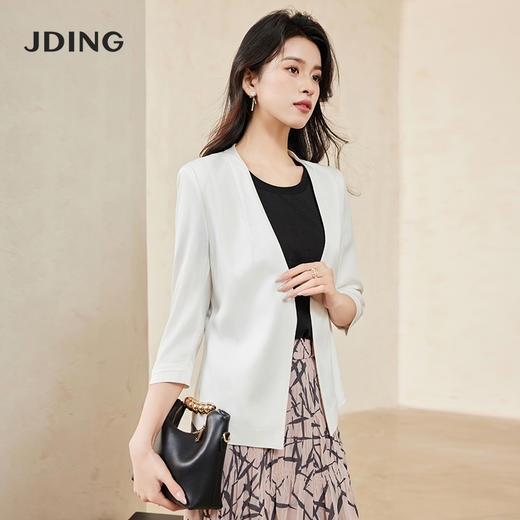 【商场同款】CJJJ413 “ 静奢白西装 ” 极简的白色，低调雅致的韵味 无领设计 流畅线条拉长脖颈、修饰脸型 光感醋酸材质自然悬垂，触感滑爽； 商品图0
