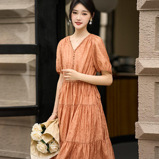 米思阳2025夏季新款肌理感V领显瘦连衣裙高级感飘逸中长裙1030 商品图4