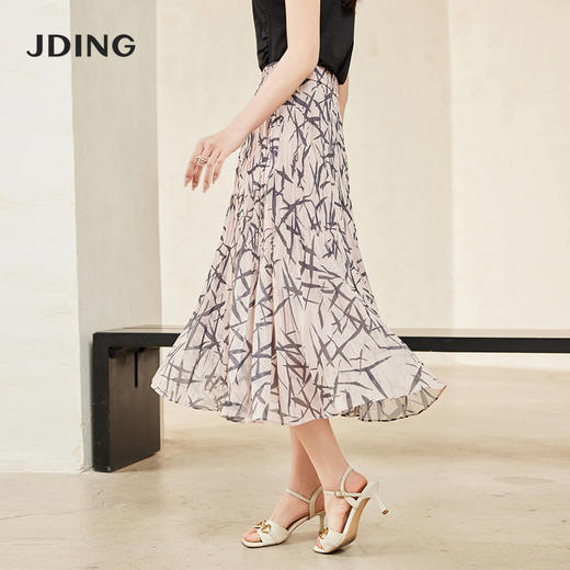 【商场同款】CJSJ428 “ 清新竹叶半裙  ” 低饱和粉色调 结合竹叶印花图案展现东方女性的淡然闲适、雅致韵味 塔裙结构设计 富有层次 显高显瘦 轻薄雪纺抗皱舒适 商品图2