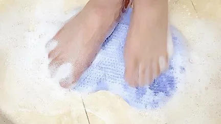 【给力妈妈】除臭洗脚液（黄瓶） ✅银离子成分杀菌率大于99.9% ✅植物提取！不刺激！不伤皮肤！（全家可用） ✅大牌同款香氛味！一冲即净 👉某宝1瓶89，开团福利价4瓶才💰29.9❗❗还赠送一个搓 商品图1