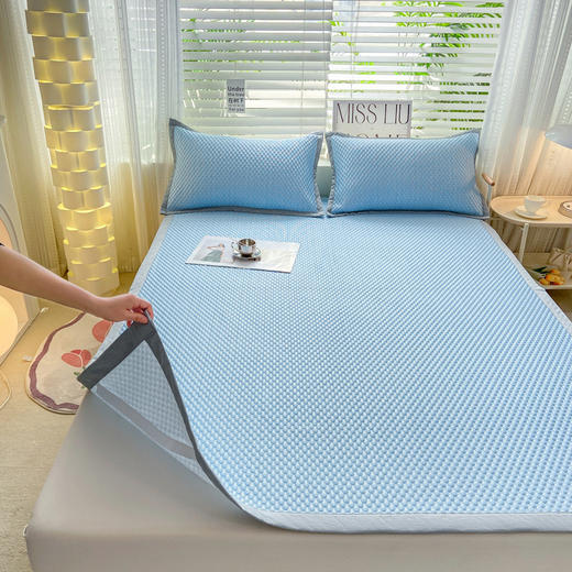 【高品质！细腻柔软，一触即凉】可水洗A类冰豆豆床单 笠裙冰丝凉席三件套 学生宿舍单人空调席 可机洗折叠！-QQ 商品图1