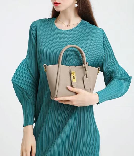 【双旦特惠】【Galarraga】24春夏新款质感百搭真皮菜篮子通勤水桶包ZH0780 商品图1