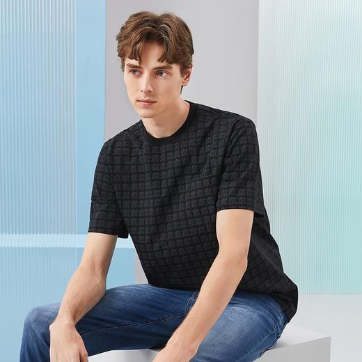 【凉感索罗纳】柒牌圆领短袖T恤男夏季新款时尚字母满印口袋上衣	126T71830 商品图1