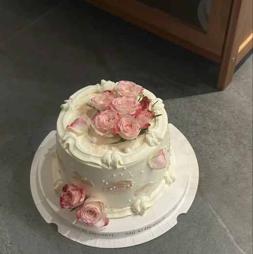 【优品系列】---【花边折射玫瑰】鲜花蛋糕（方形的盒子）女生、七夕，520，女神节、三八妇女节蛋糕 商品图0