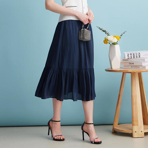 EITIE爱特爱夏季新款垂坠压褶文艺感通勤显瘦深蓝色半身裙B2406308 商品图2