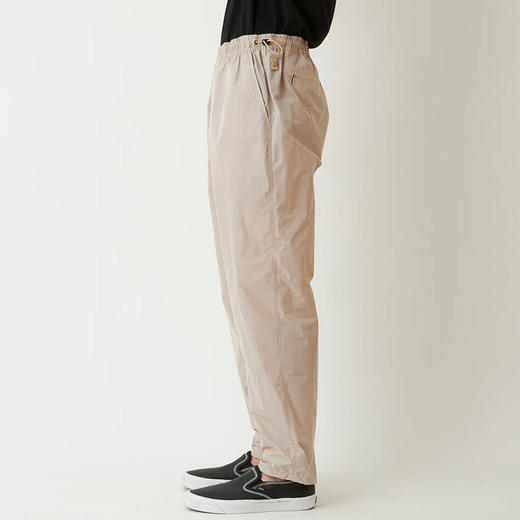 White Mountaineering 白山 TAPERED EASY 机能性面料锥形长裤 商品图1