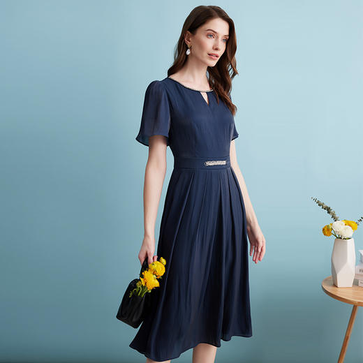 EITIE爱特爱夏季新款气质通勤镂空钉钻收腰压褶垂坠蓝色连衣裙B2407324 商品图1