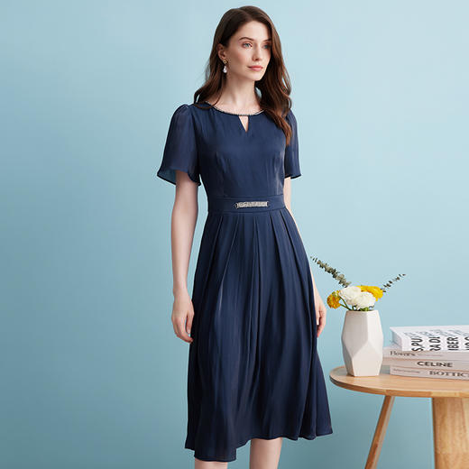 EITIE爱特爱夏季新款气质通勤镂空钉钻收腰压褶垂坠蓝色连衣裙B2407324 商品图2