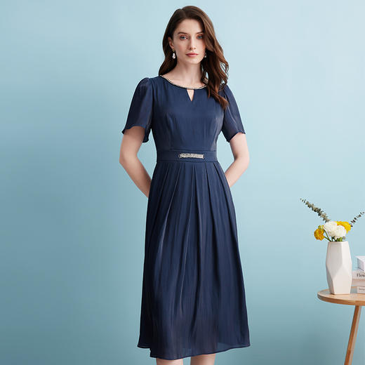 EITIE爱特爱夏季新款气质通勤镂空钉钻收腰压褶垂坠蓝色连衣裙B2407324 商品图5