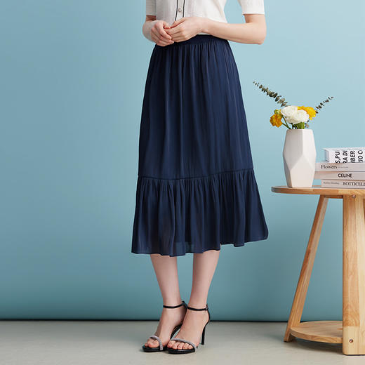 EITIE爱特爱夏季新款垂坠压褶文艺感通勤显瘦深蓝色半身裙B2406308 商品图5