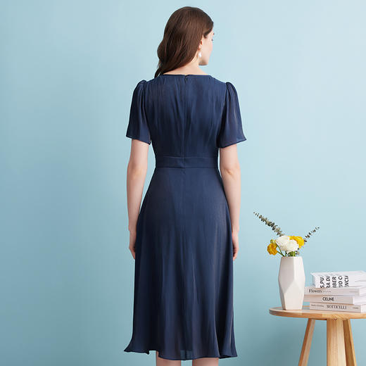EITIE爱特爱夏季新款气质通勤镂空钉钻收腰压褶垂坠蓝色连衣裙B2407324 商品图4