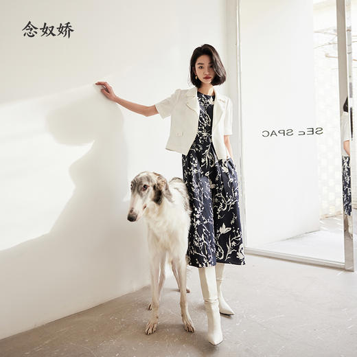 【商场同款】CNJ4476 “ 清逸外套 ” 云朵白纯洁 明快 短夹克的设计利落小翻领 修饰身形利落好穿 纯醋酸材质垂感顺滑贴服舒适显品质 商品图1