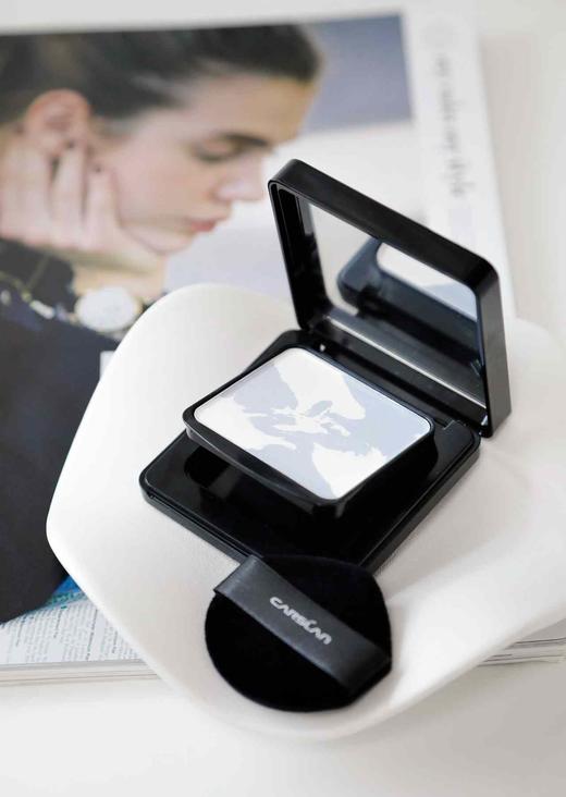 卡姿兰黑磁柔纱蜜粉饼 商品图1