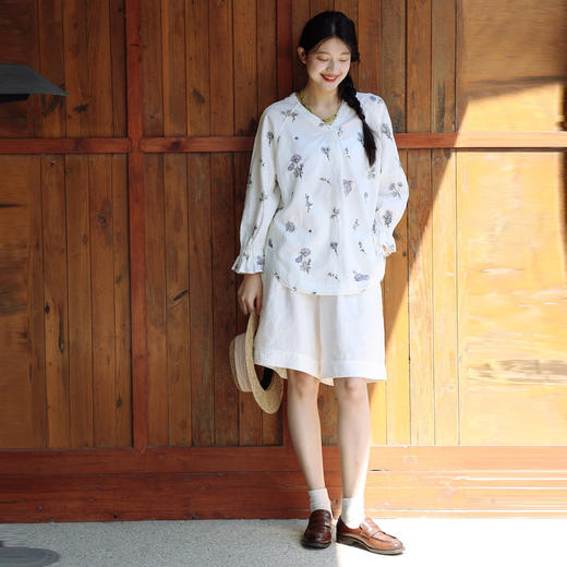 绽放245朵/白底刺绣亚麻衬衫旅游穿搭V领荷叶边下摆贴边长袖衬衣 商品图3