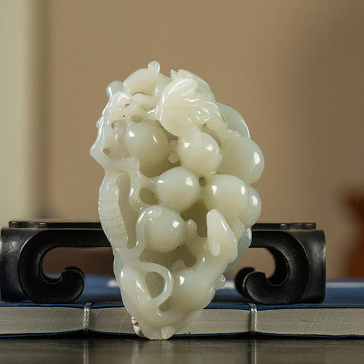 清 玉雕松鼠葡萄把件 商品图0