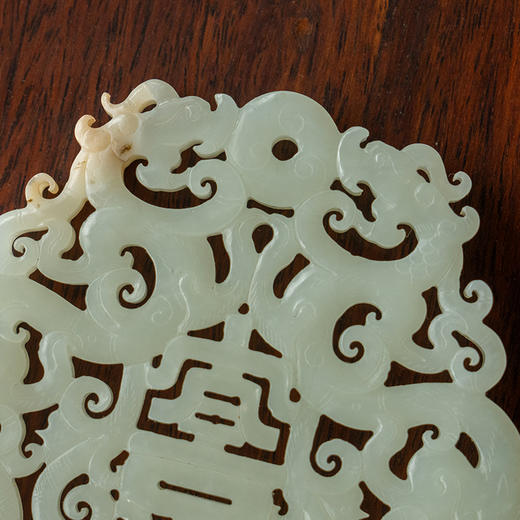 清 玉雕螭龙纹宜子孙佩 商品图2