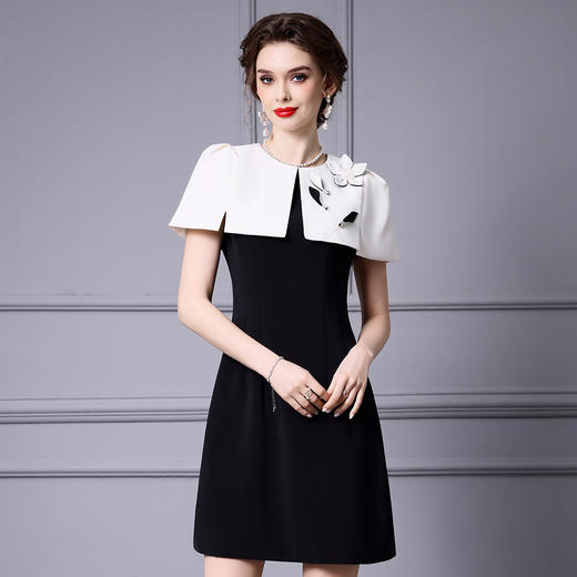 ZL-23053优雅气质披肩式连衣裙夏季黑白撞色拼接立体折花裙子 商品图1