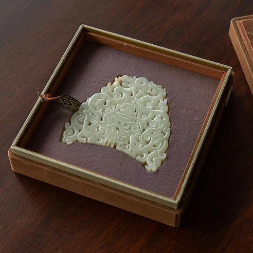 清 玉雕螭龙纹宜子孙佩 商品图4